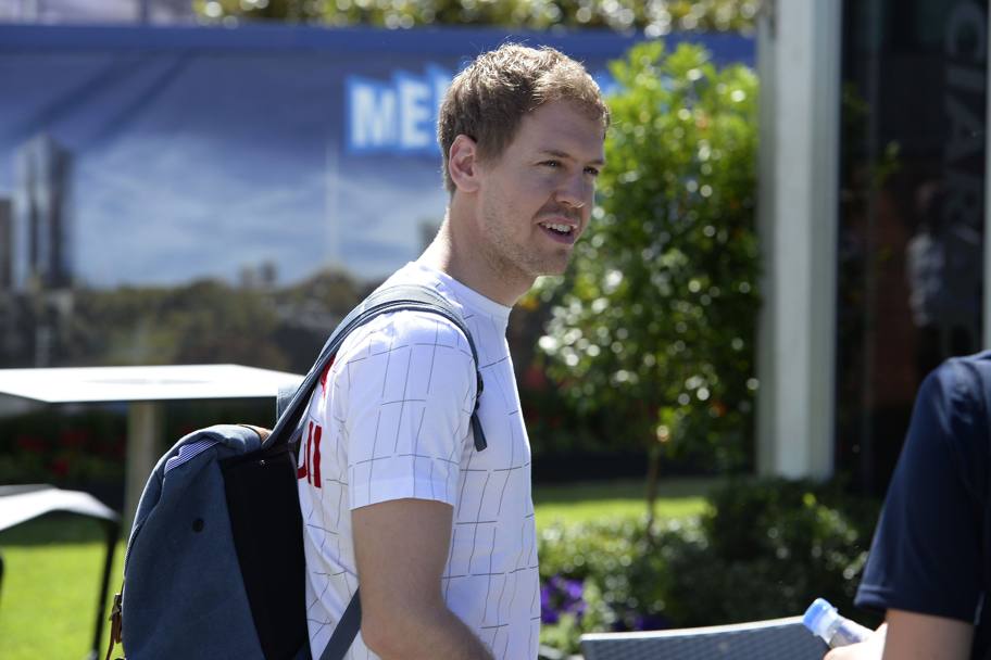 Sebastian Vettel arriva sorridente. Colombo